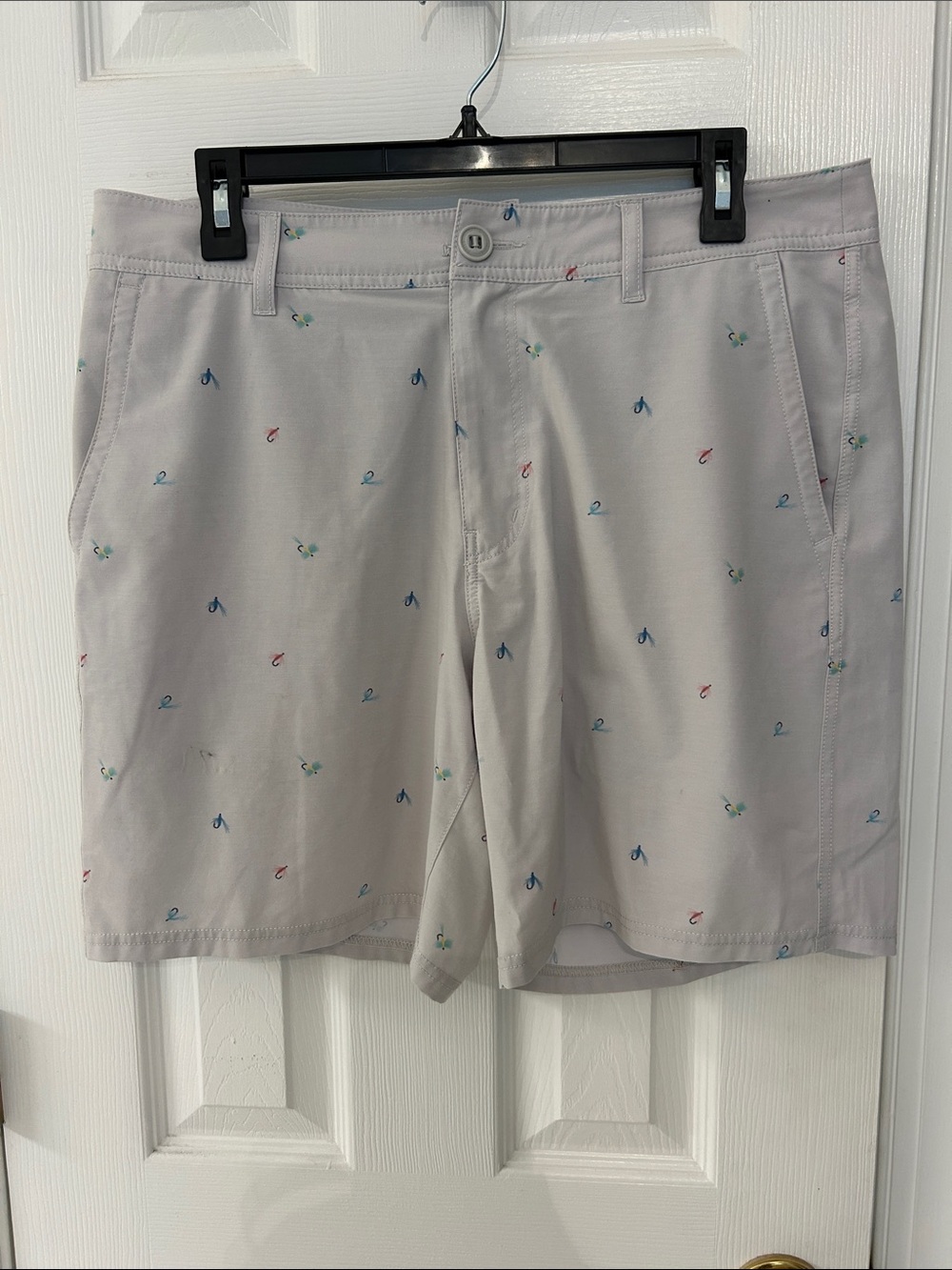 34 waist Huk Light Gray Men’s Embroidered fishing lures Casual Short 7 in inseam